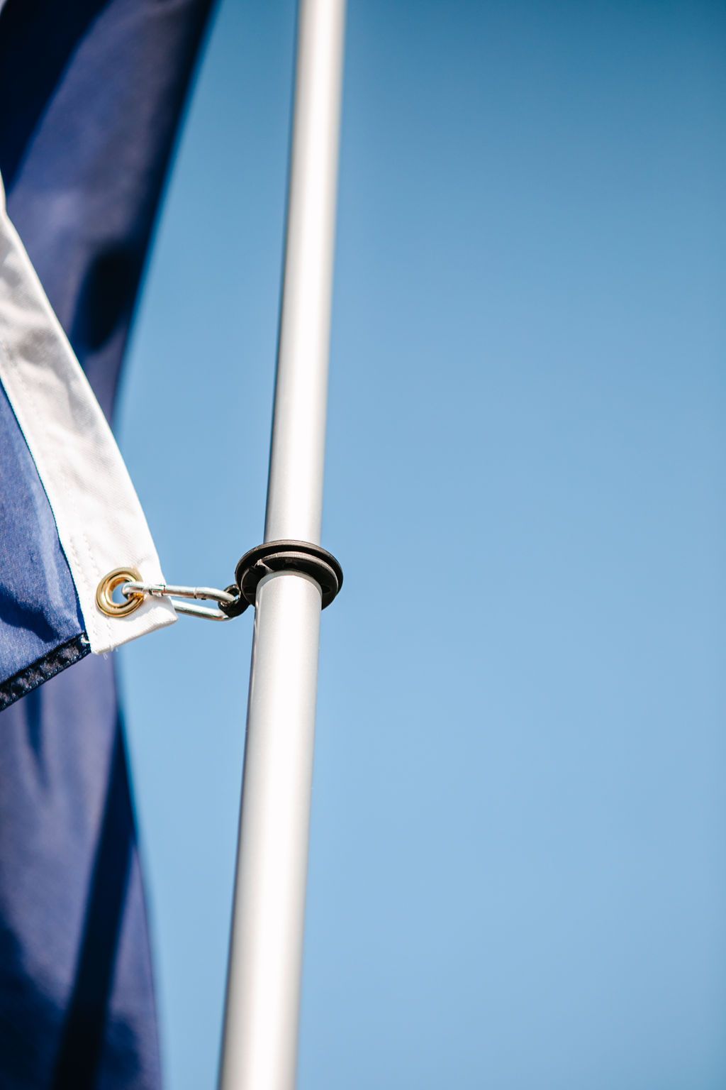 fiberglass flag pole with flag clips